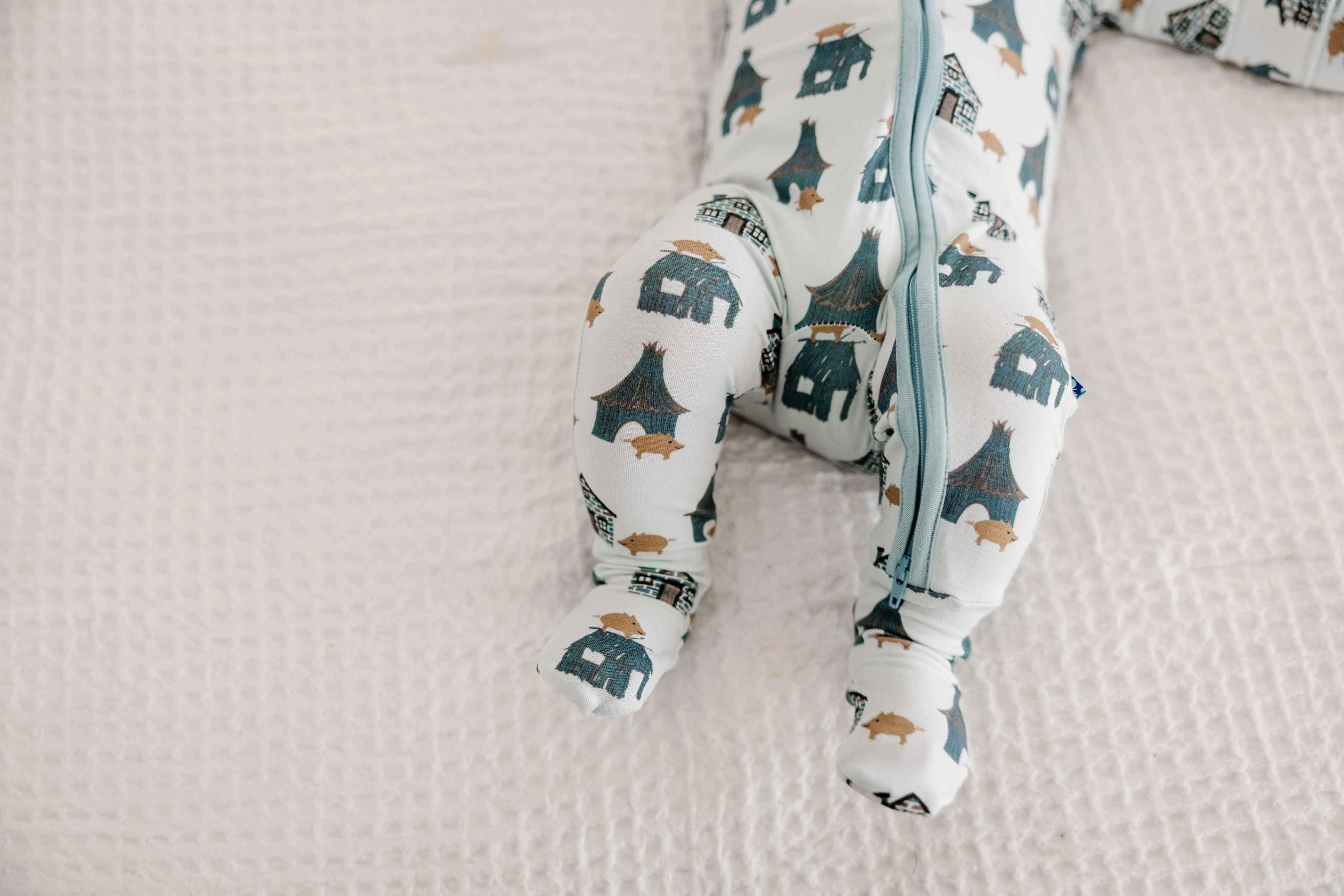 Bamboo Footie with 2-Way Zipper - Illusion Blue Three Little Pigs - Image 4