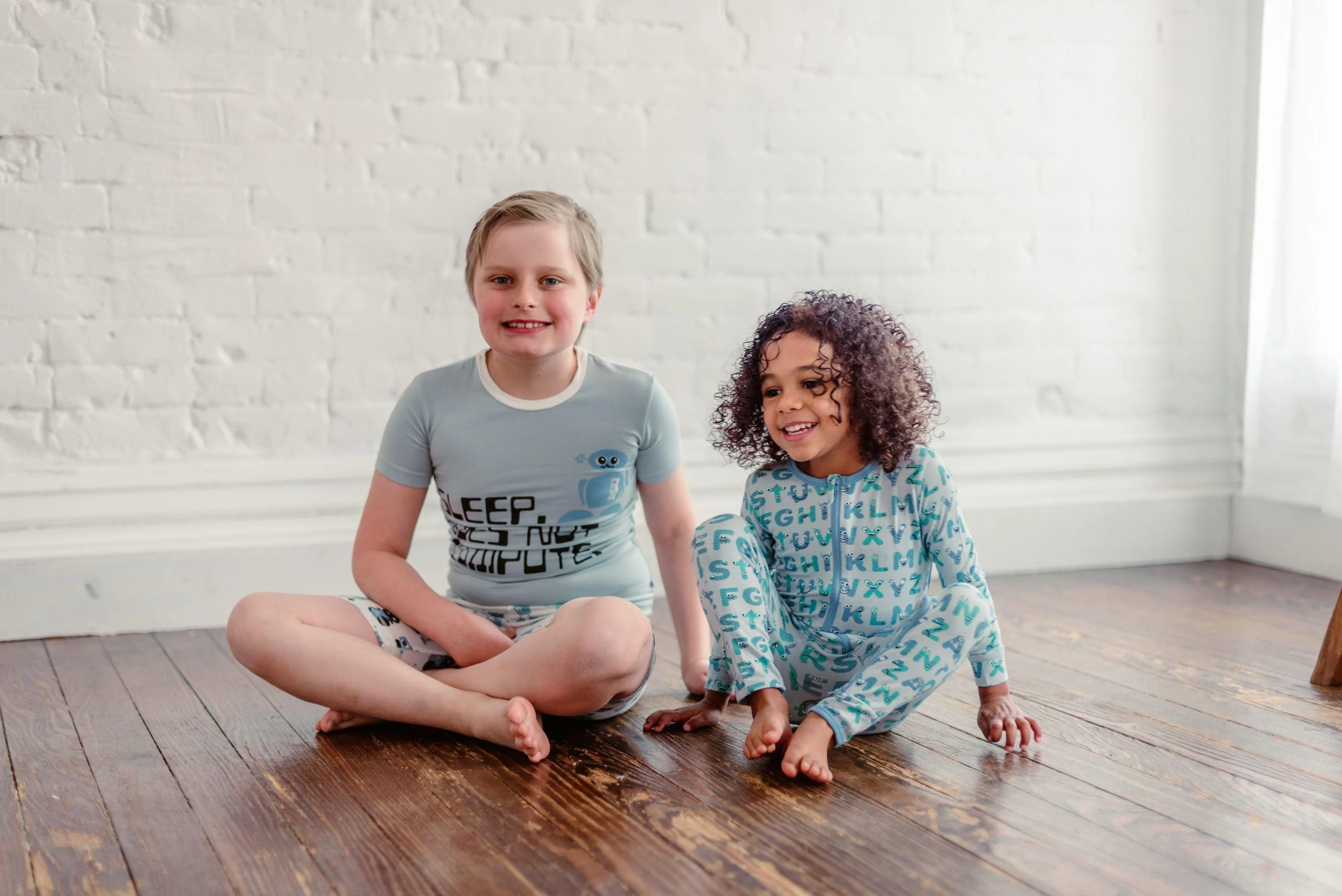Boy's Print Bamboo Short Sleeve Graphic Tee Pajama Set with Shorts - Natural Robots - Image 2