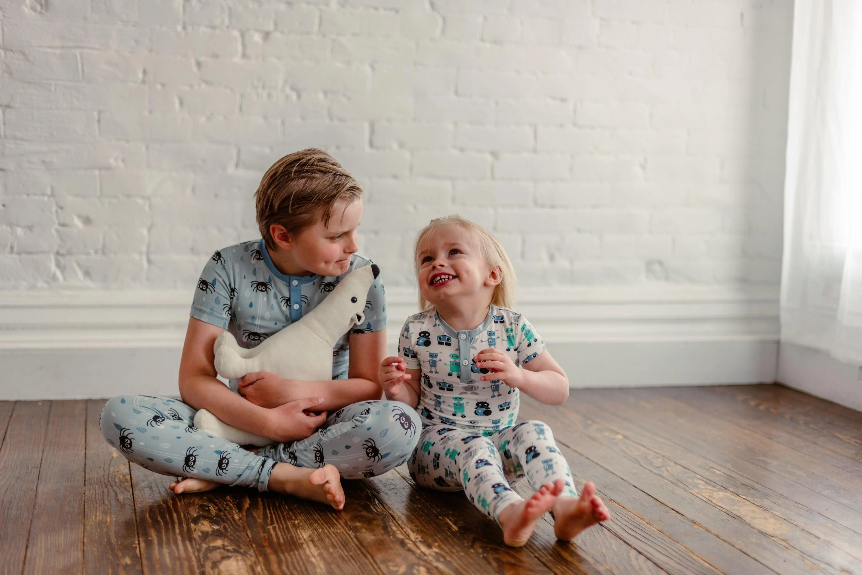 Boy's Print Bamboo Short Sleeve Henley Pajama Set - Pearl Blue Itsy Bitsy Spider - Image 3