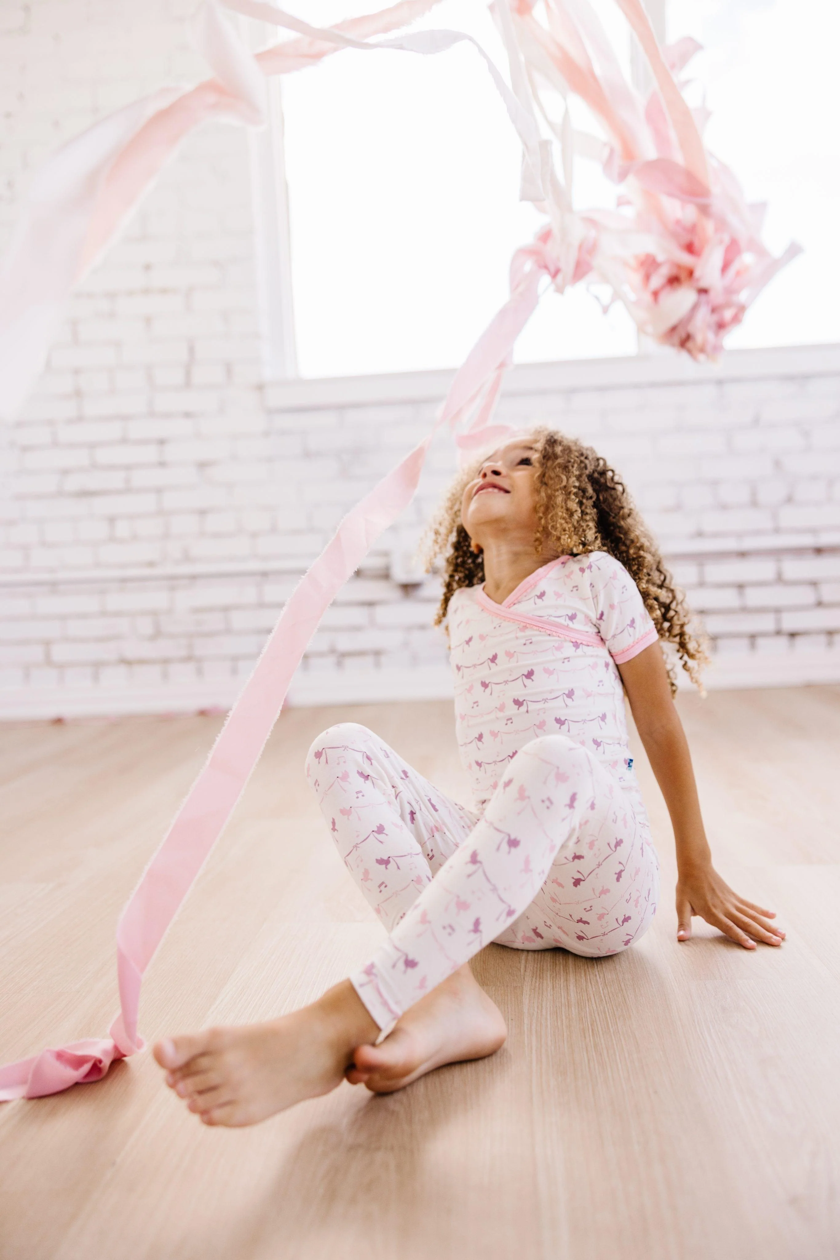 Girl's Print Bamboo Short Sleeve Scallop Kimono Pajama Set - Natural Bird Banner - Image 3