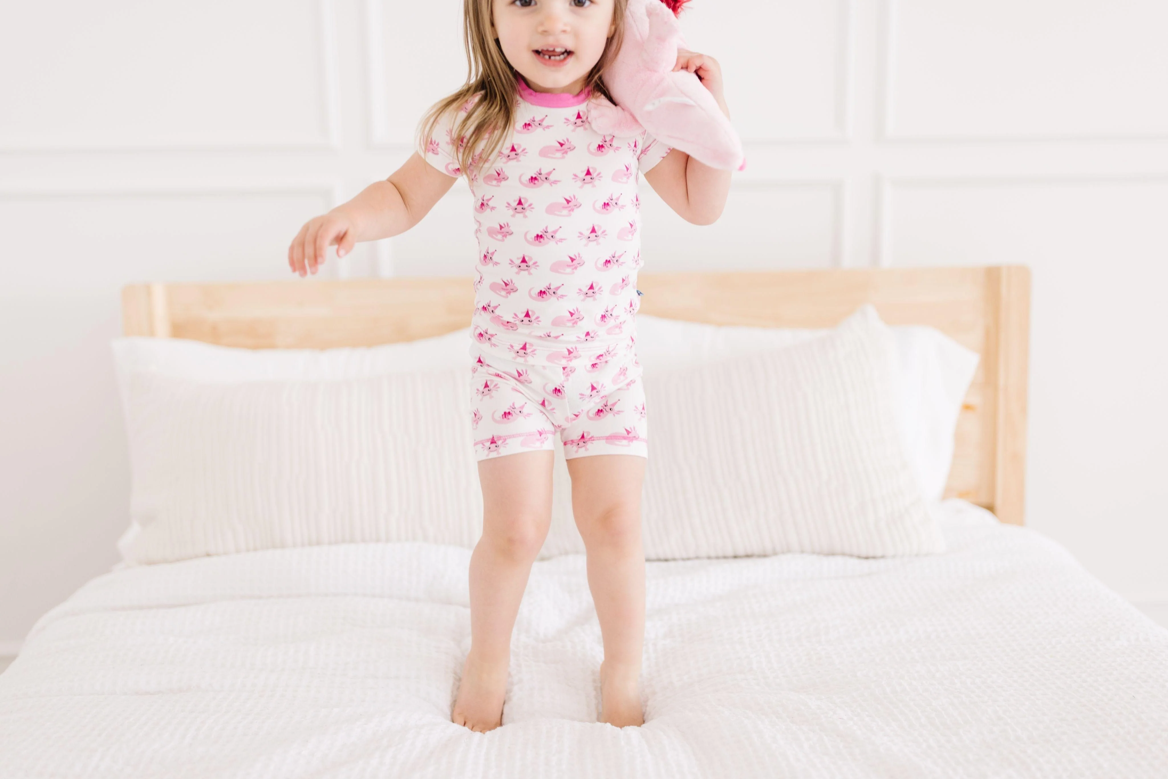 Girl's Print Bamboo Short Sleeve Pajama Set with Shorts - Natural Axolotl Party - Image 4