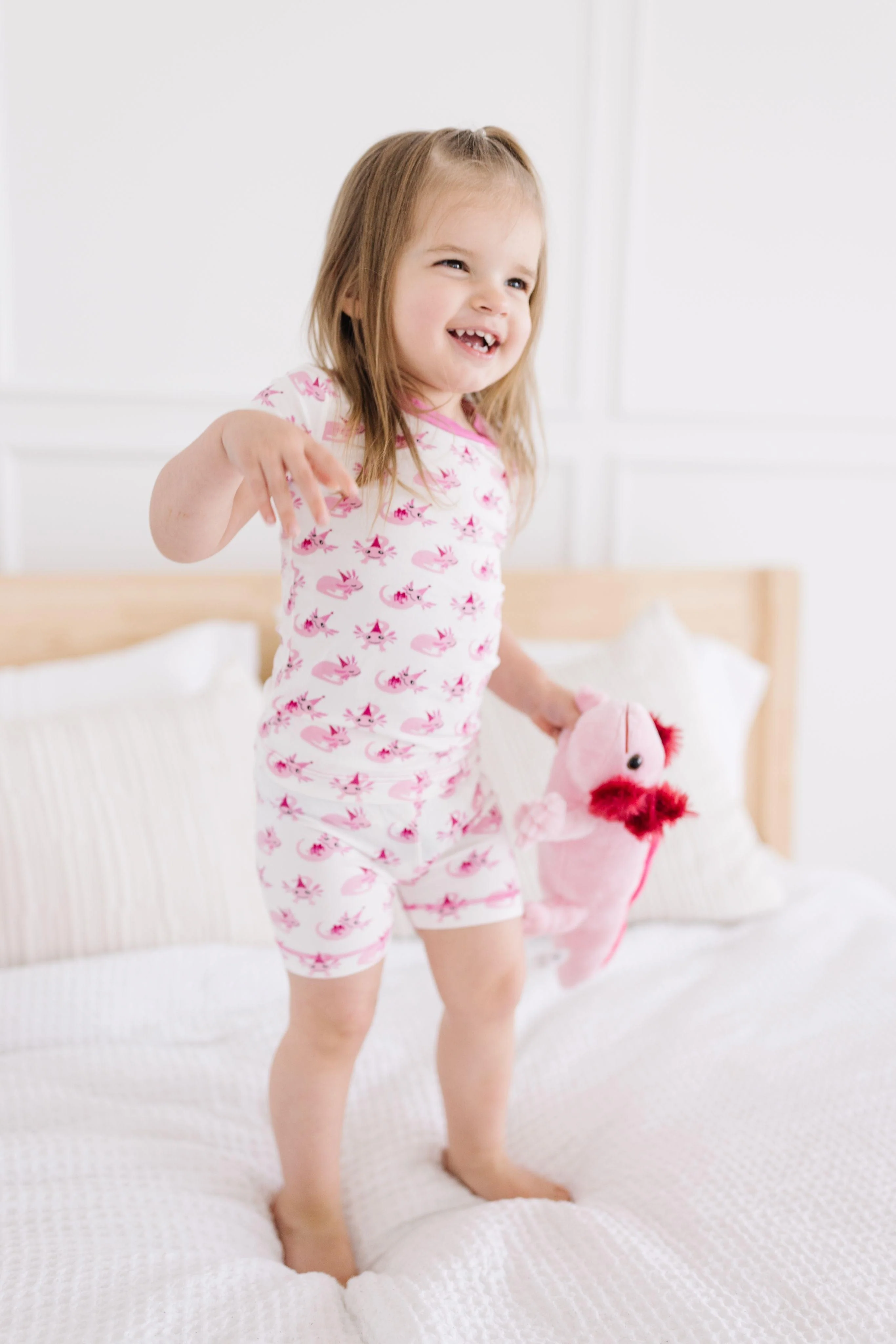 Girl's Print Bamboo Short Sleeve Pajama Set with Shorts - Natural Axolotl Party - Image 5