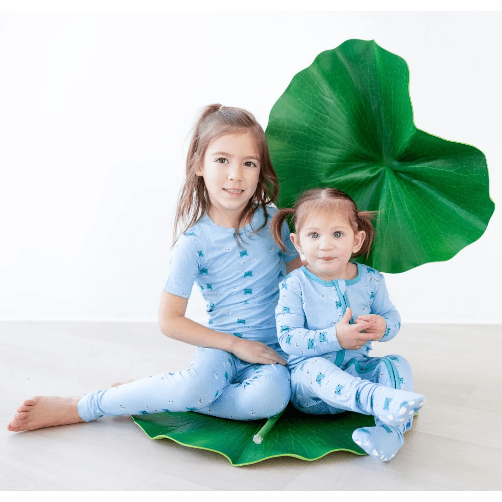 Bamboo Short Sleeve Pajama Set - Seaside Blue Frogs & Flies - Image 3