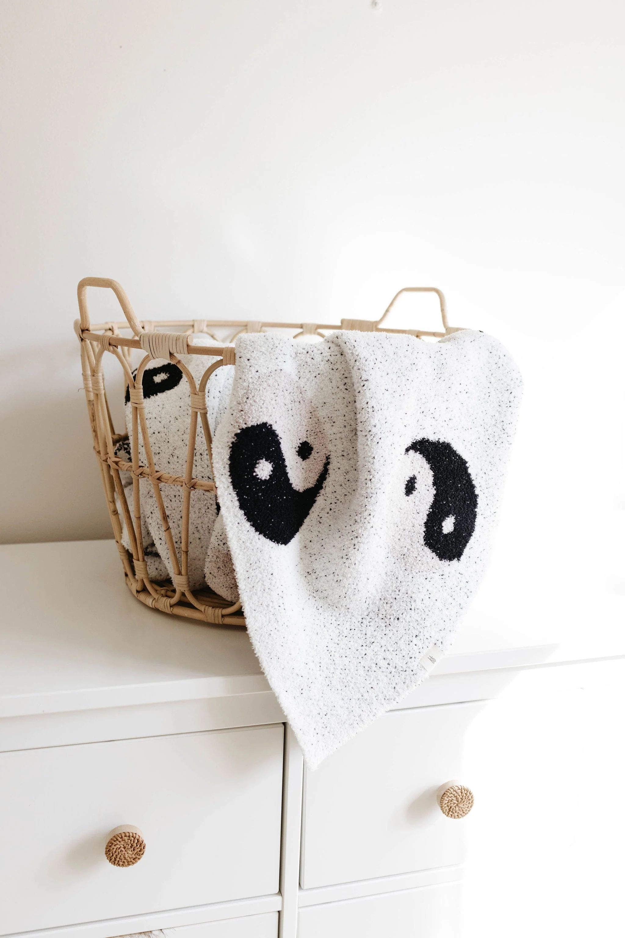 Plush Blanket - Black & White Yin Yang - Image 9